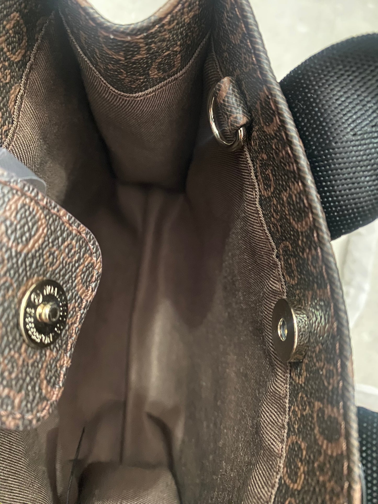 Mini Bolsa crossbody cuadrada con cadena GUESS