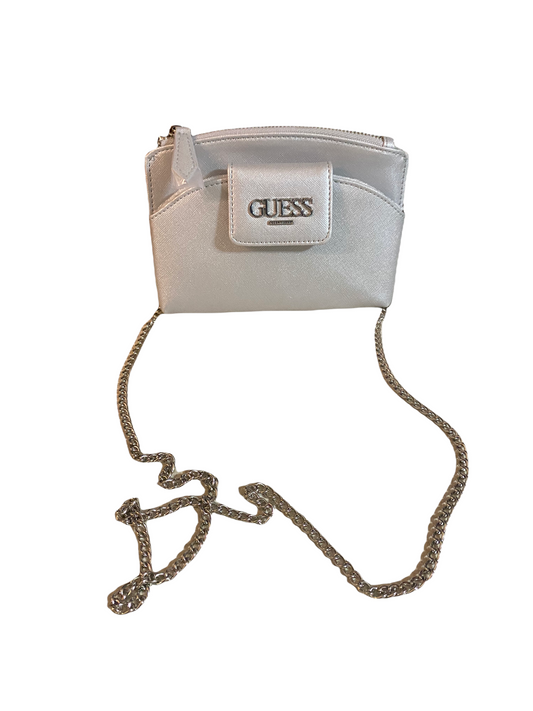 Bolsa Crossbody marca Guess con cierre, cadena y broche al frente