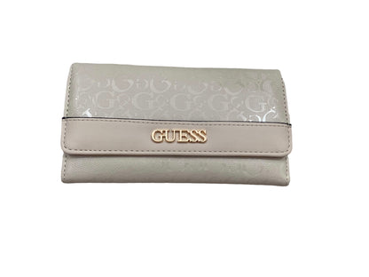 Cartera broche al frente marca GUESS material charol