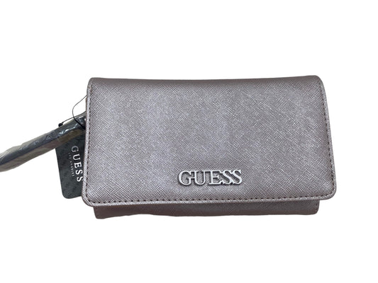 Muñequera marca GUESS con broche al frente