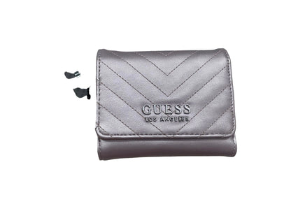 Cartera chica con broche al frente marca GUESS