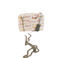 Bolsa Crossbody marca Guess con cierre, cadena y broche al frente