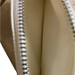 Bolsa Crossbody marca Guess con cierre, cadena y broche al frente