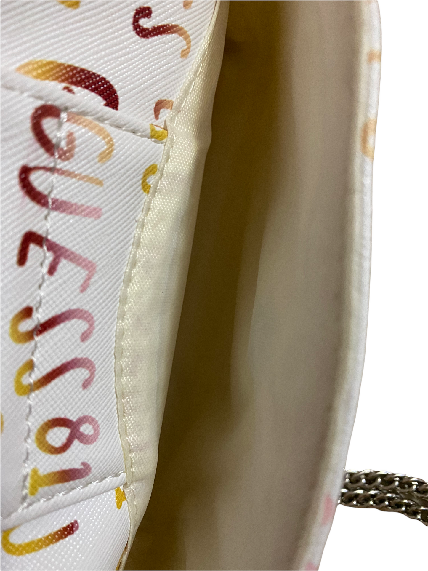 Bolsa Crossbody marca Guess con cierre, cadena y broche al frente