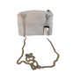 Bolsa Crossbody marca Guess con cierre, cadena y broche al frente